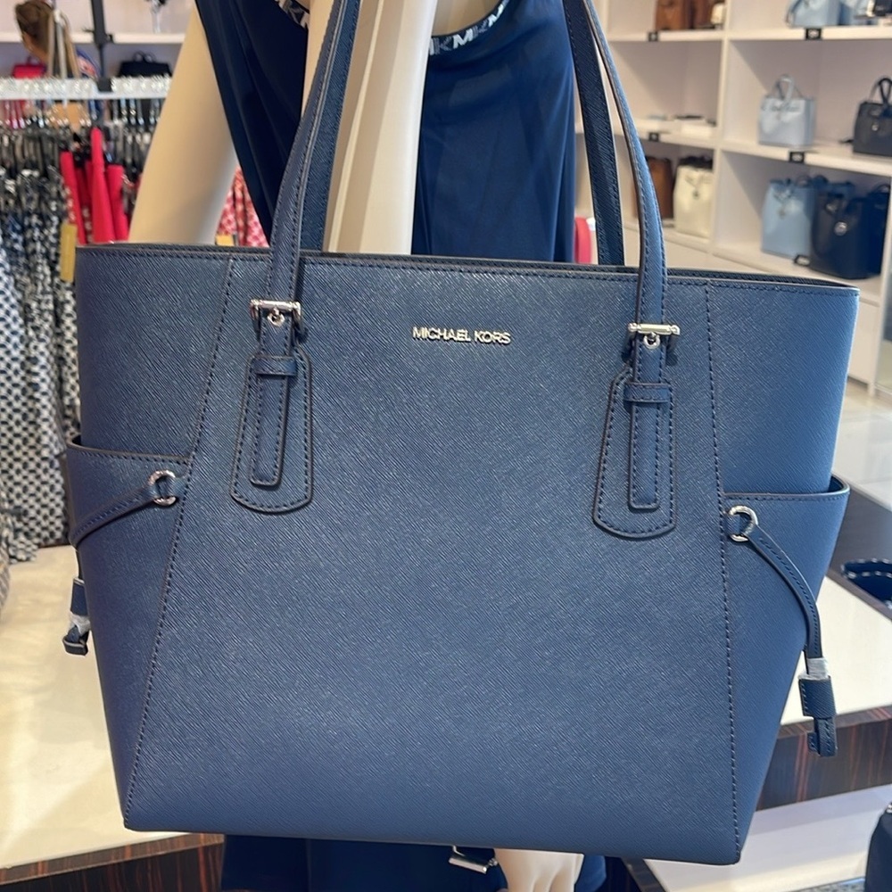 MICHAEL KORS Voyager Large Saffiano Leather EW Tote Shoulder Bag
Navy
NWT